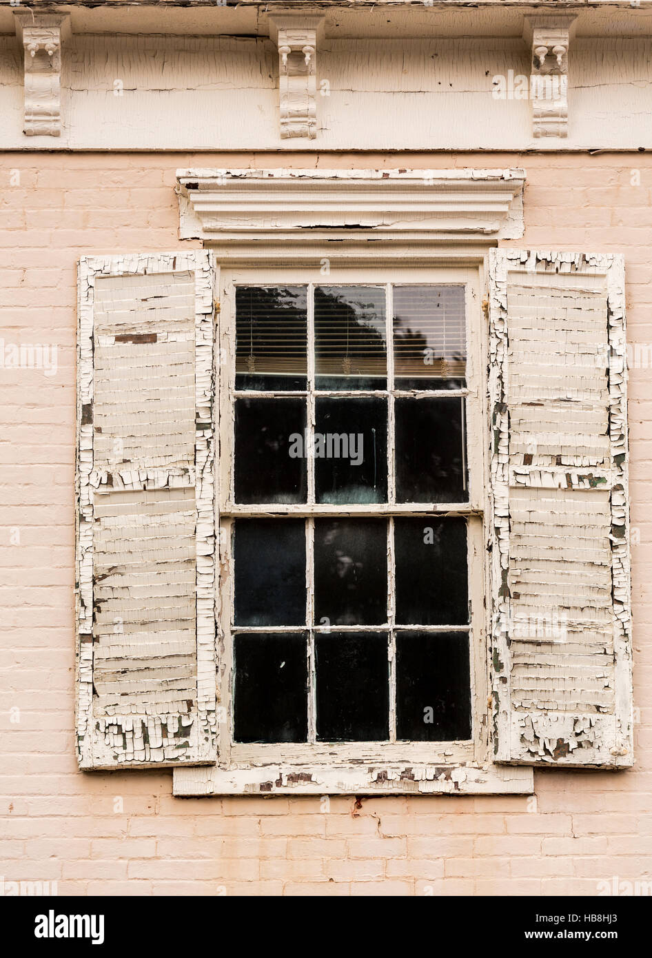 Détail de l'ancienne fenêtre avec de la peinture Banque D'Images