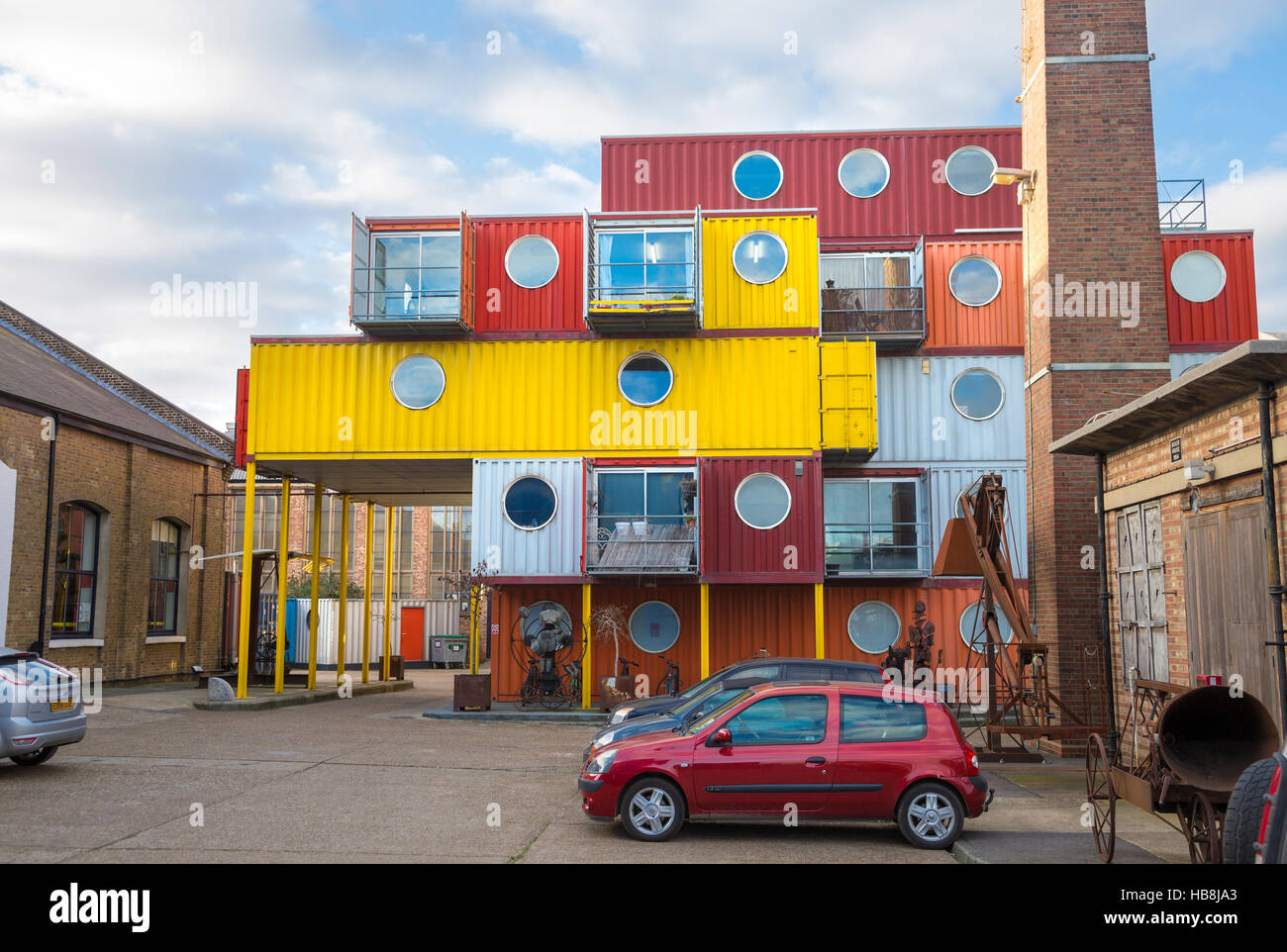 Maison construite à partir de conteneurs empilés colorés aka Container City, Trinity Buoy Wharf, London, UK Banque D'Images