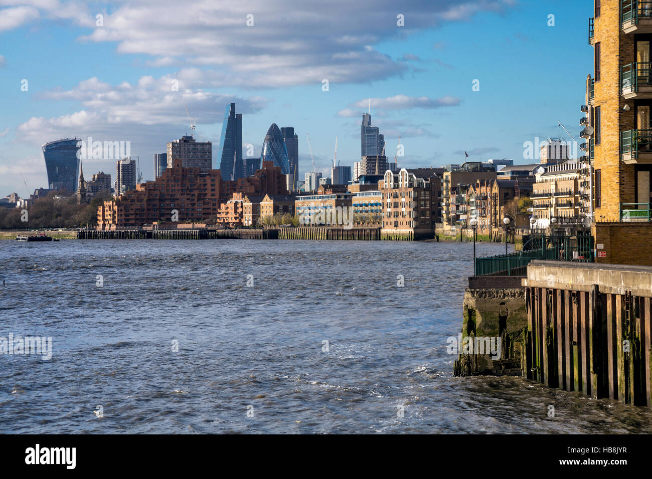 Ville de London (fragment, Walkie Talkie, cornichon) vue de Canary Wharf avec la Tamise au premier plan, London, UK Banque D'Images