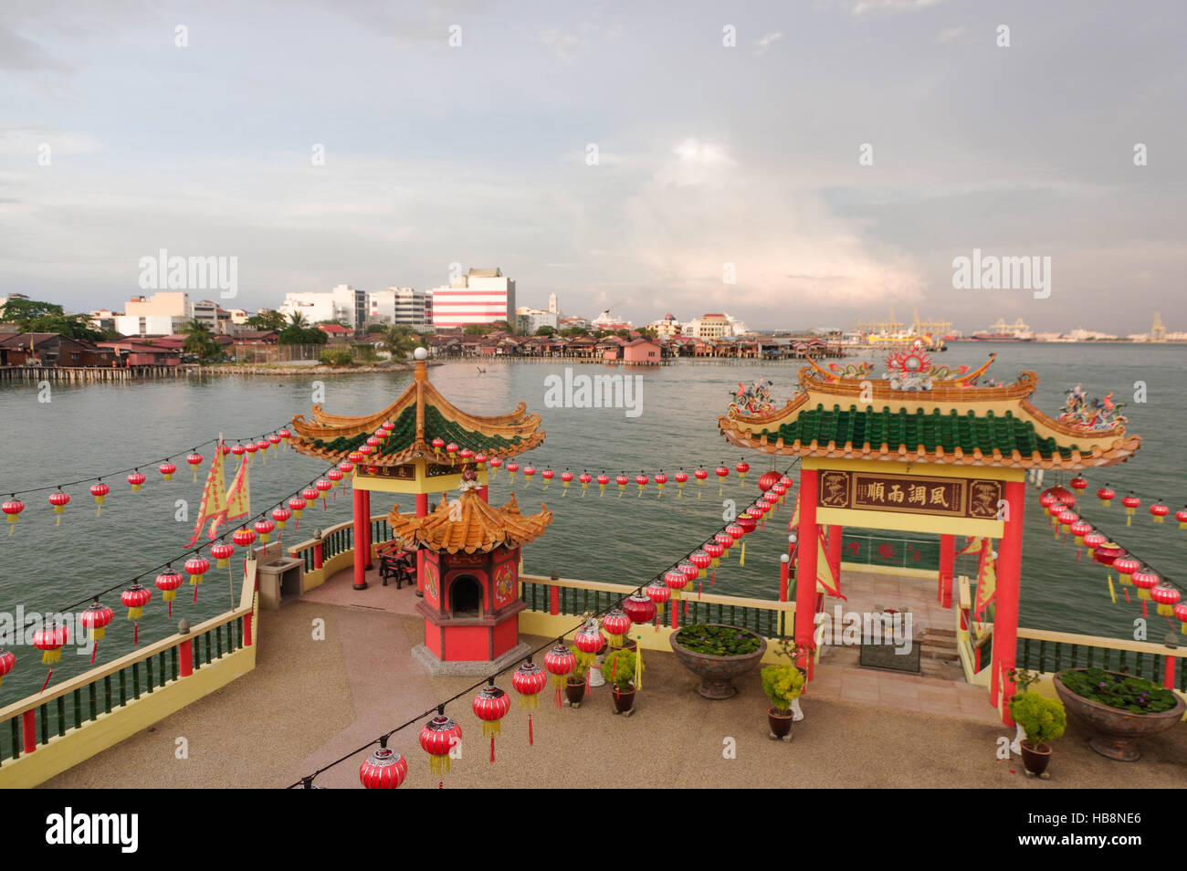 GEORGETOWN, MALAISIE - novembre 18,2016 : une vue rapprochée de Hean Boo Thean Kuanyin temple bouddhiste chinois Clan jetées. Construit sur pilotis au-dessus du port George Town Banque D'Images