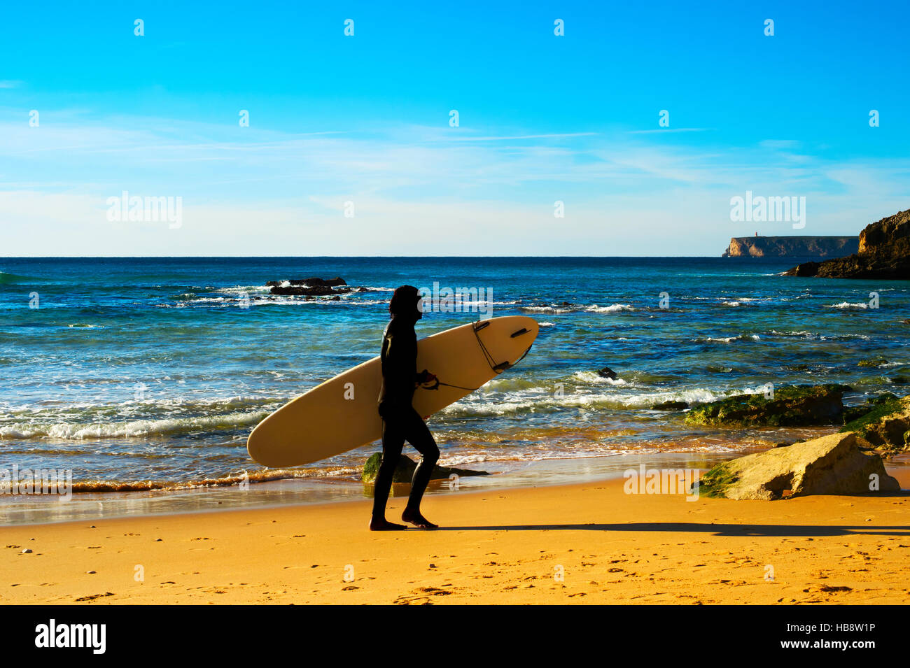 Surfeur sur la plage, silhouette Banque D'Images