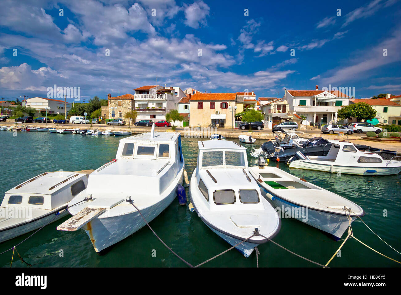 Diklo village harbour vue d'été Banque D'Images