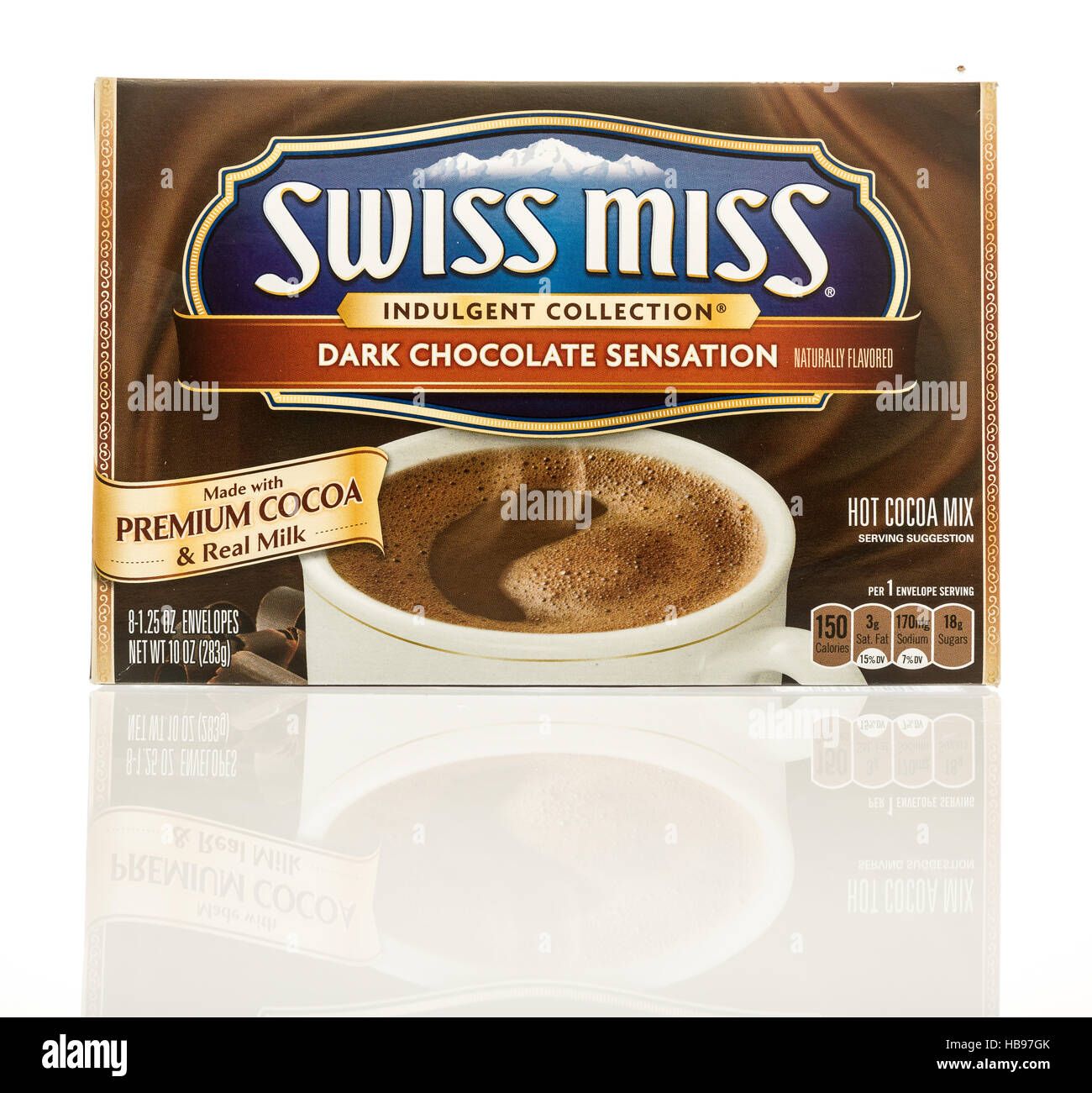 Winneconne, WI - 30 novembre 2016 : Paquet de Swiss Miss Chocolat noir Chocolat chaud mix sur un fond isolé. Banque D'Images