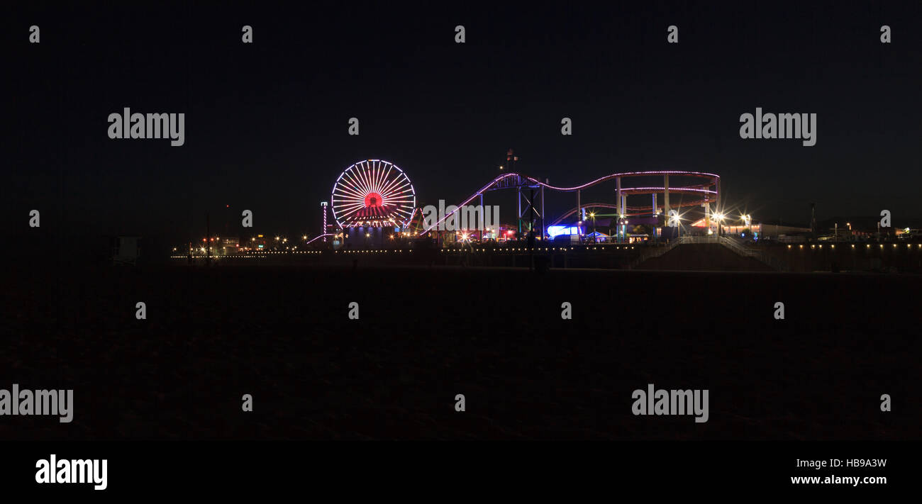 Santa Monica Pier boardwalk lit up at night Banque D'Images