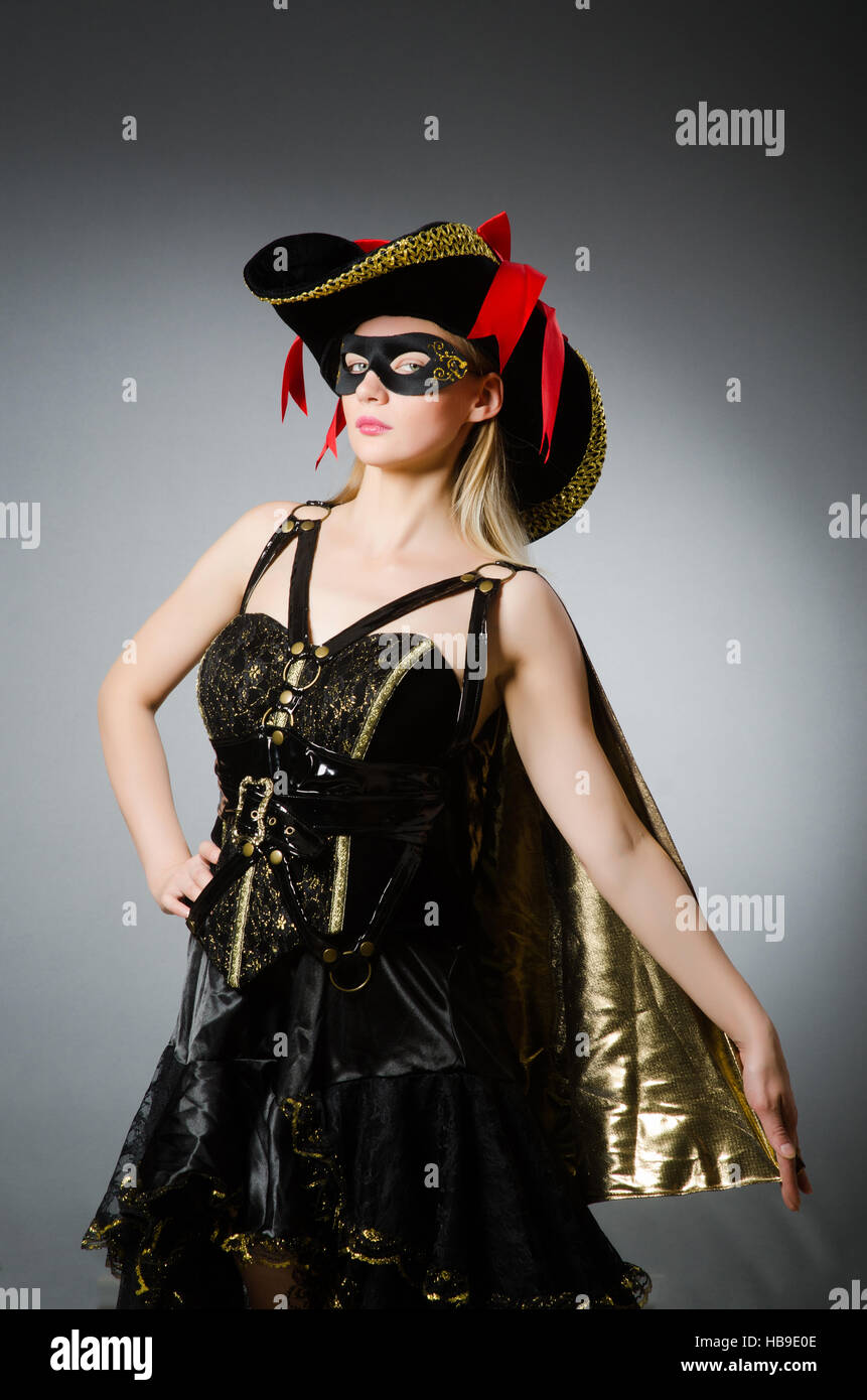 Femme en costume de pirate - Halloween concept Banque D'Images