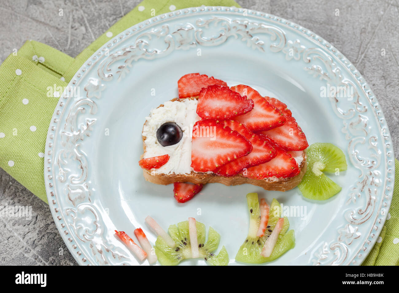 Kid's breakfast toast aux fruits Banque D'Images