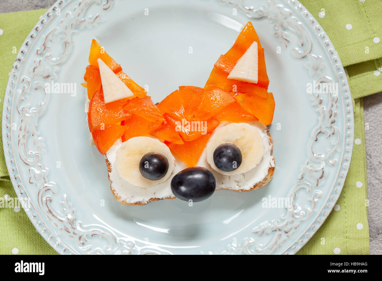 Kid's breakfast toast aux fruits Banque D'Images
