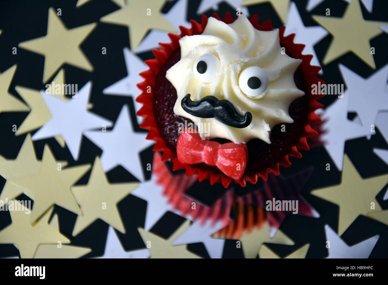 Cupcake avec une moustache noire, noeud papillon rouge et blanc crème sur  le dessus. La sensibilisation au cancer de Movember en novembre mois.  Campagne contre l'importance de la prostate Movember Photo Stock -