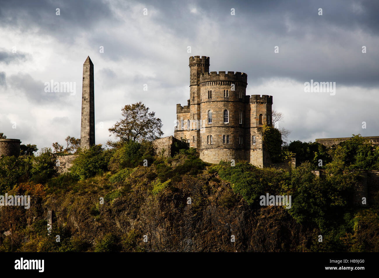 La Calton Hill Monument Nelson et ciel orageux avec l'Observatoire, Édimbourg, Écosse Banque D'Images