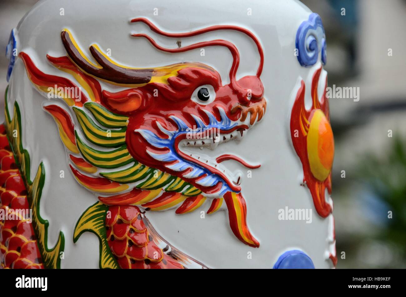 Dragon chinois respire le feu sur l'art de la céramique, à temple Hat Yai Thaïlande Banque D'Images