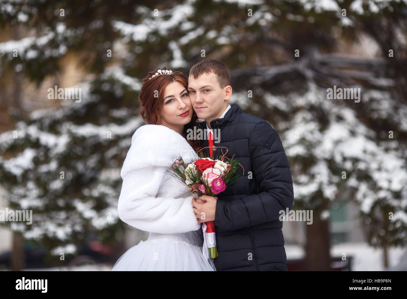 Mariage d'hiver. Heureux mariés ensemble. Concept de mariage Banque D'Images Mariage d'hiver. Heureux mariés ensemble. Concept de mariage Banque D'Images