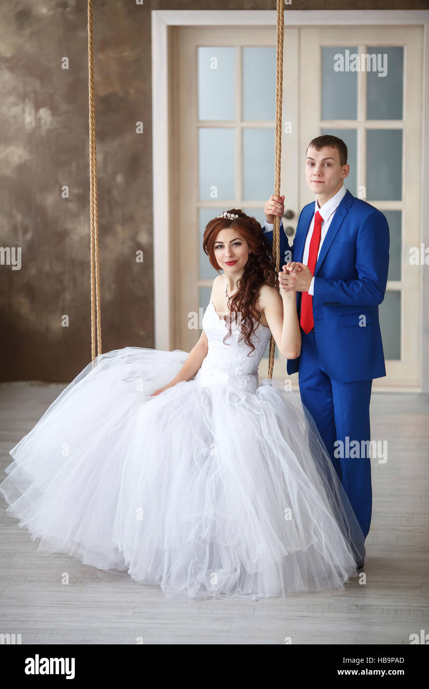 Mariage. Happy bride sitting on swing et le marié. Concept de mariage Photo  Stock - Alamy