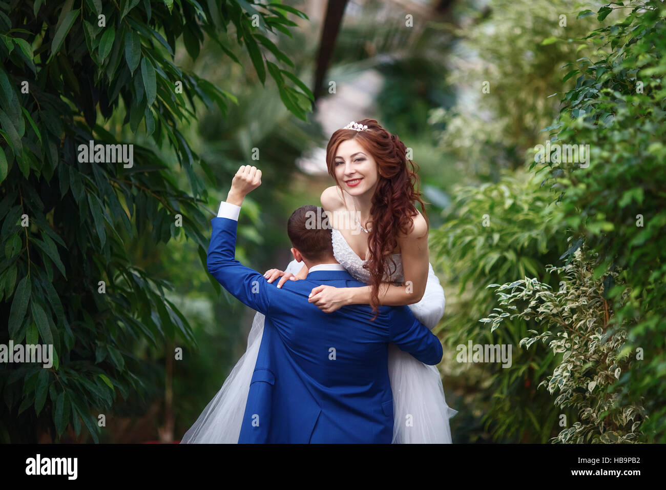 Mariage. Heureux mariés ensemble dans le jardin. Concept de mariage Banque D'Images Mariage. Heureux mariés ensemble dans le jardin. Concept de mariage Banque D'Images