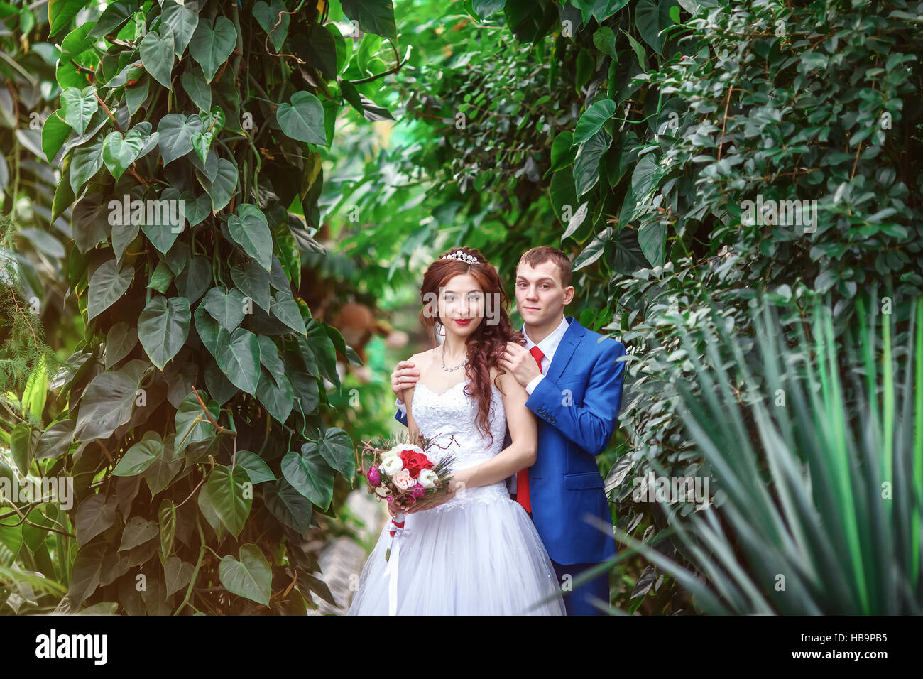 Mariage. Heureux mariés ensemble dans le jardin. Concept de mariage Banque D'Images Mariage. Heureux mariés ensemble dans le jardin. Concept de mariage Banque D'Images