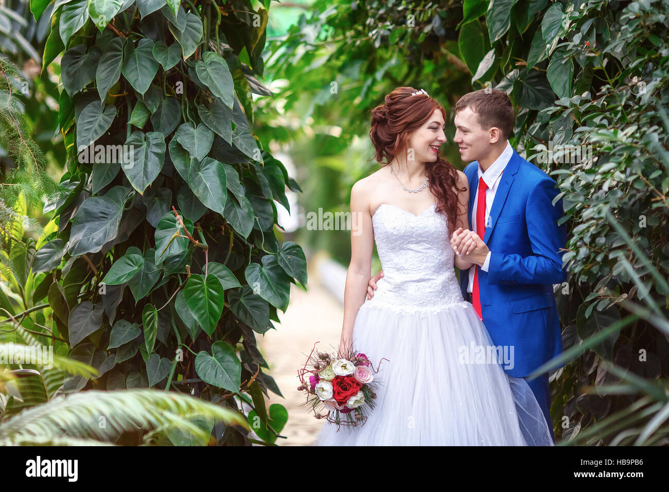Mariage. Heureux mariés ensemble dans le jardin. Concept de mariage Banque D'Images Mariage. Heureux mariés ensemble dans le jardin. Concept de mariage Banque D'Images