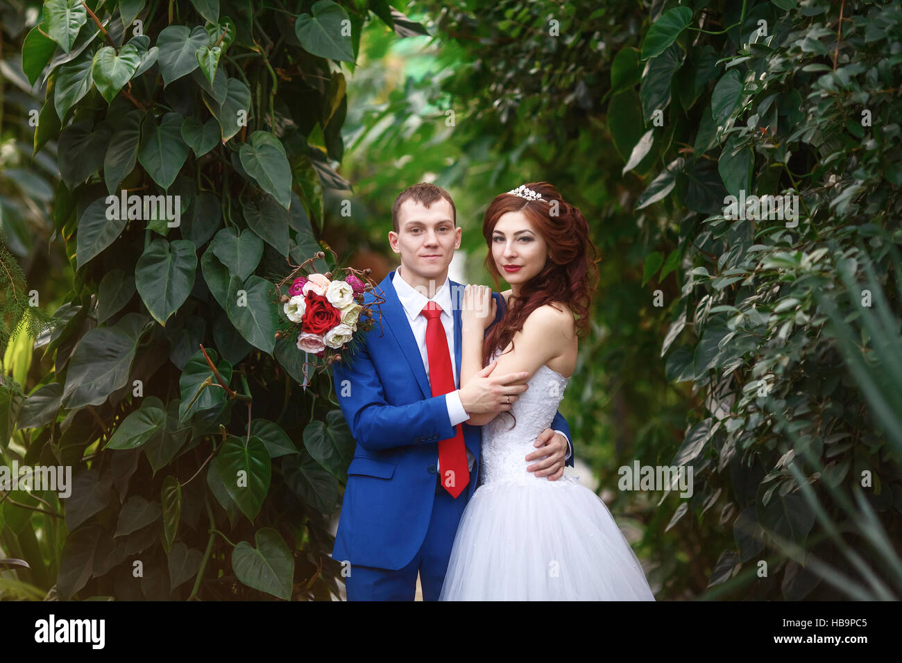 Mariage. Heureux mariés ensemble dans le jardin. Concept de mariage Banque D'Images Mariage. Heureux mariés ensemble dans le jardin. Concept de mariage Banque D'Images