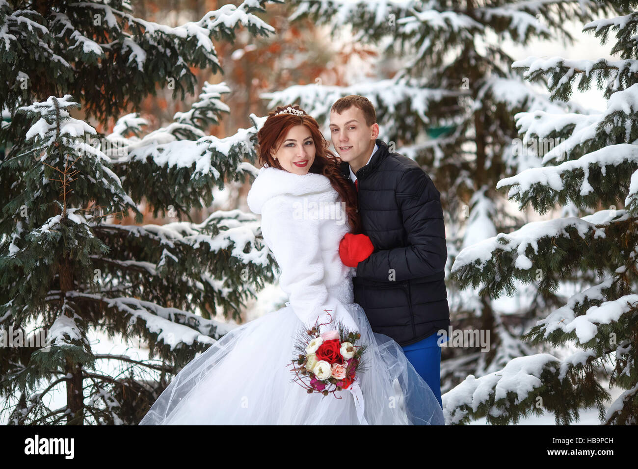Mariage d'hiver. Heureux mariés ensemble. Concept de mariage Banque D'Images Mariage d'hiver. Heureux mariés ensemble. Concept de mariage Banque D'Images