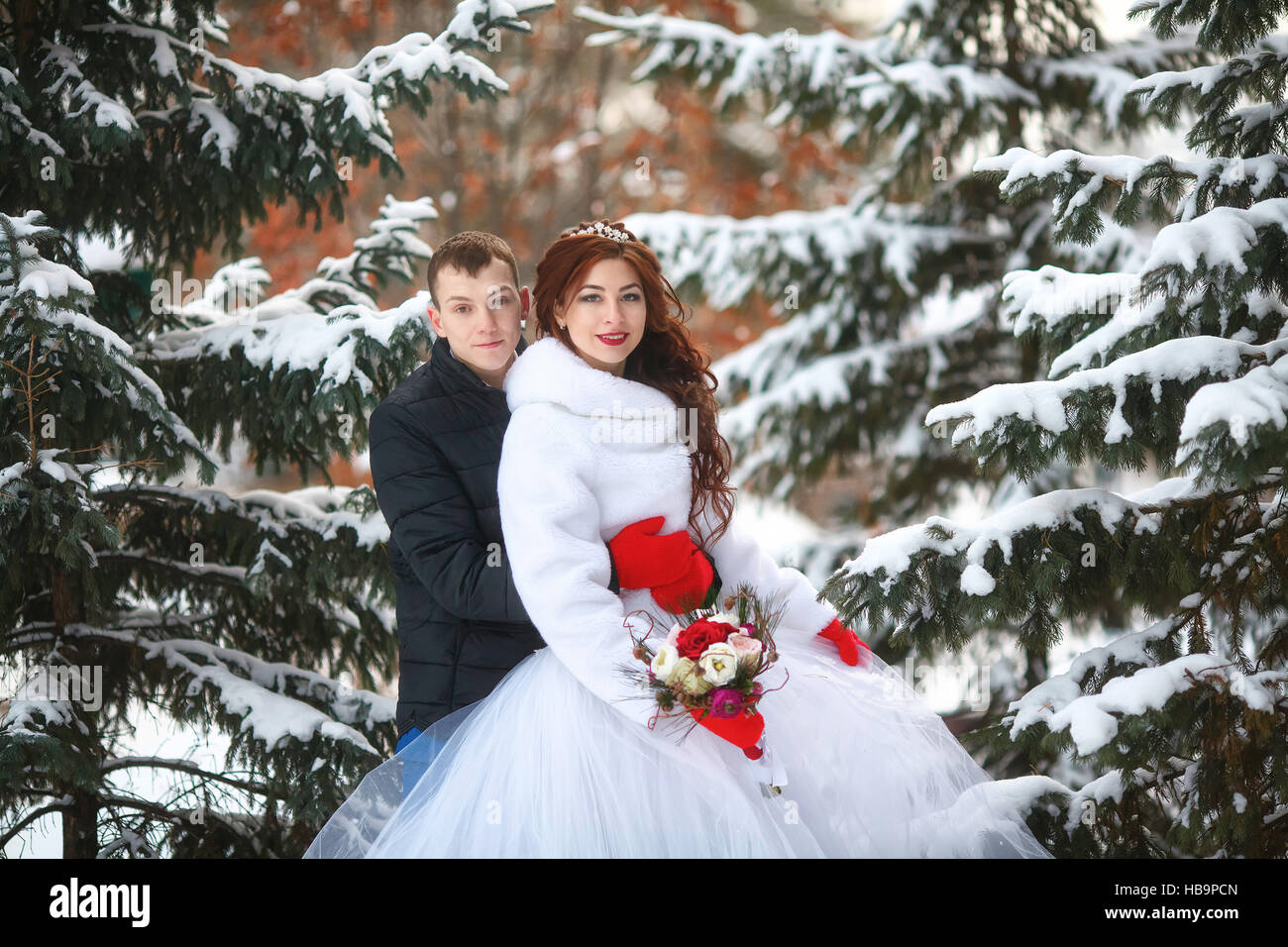 Mariage d'hiver. Heureux mariés ensemble. Concept de mariage Banque D'Images Mariage d'hiver. Heureux mariés ensemble. Concept de mariage Banque D'Images