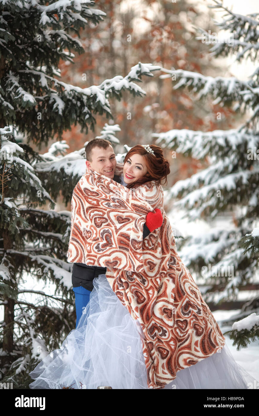 Mariage d'hiver. Heureux mariés ensemble. Concept de mariage Banque D'Images Mariage d'hiver. Heureux mariés ensemble. Concept de mariage Banque D'Images