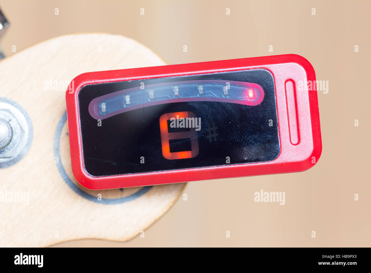 Série d'un réglage guitare, C, hors de l'écoute d'un tuner numérique Banque D'Images