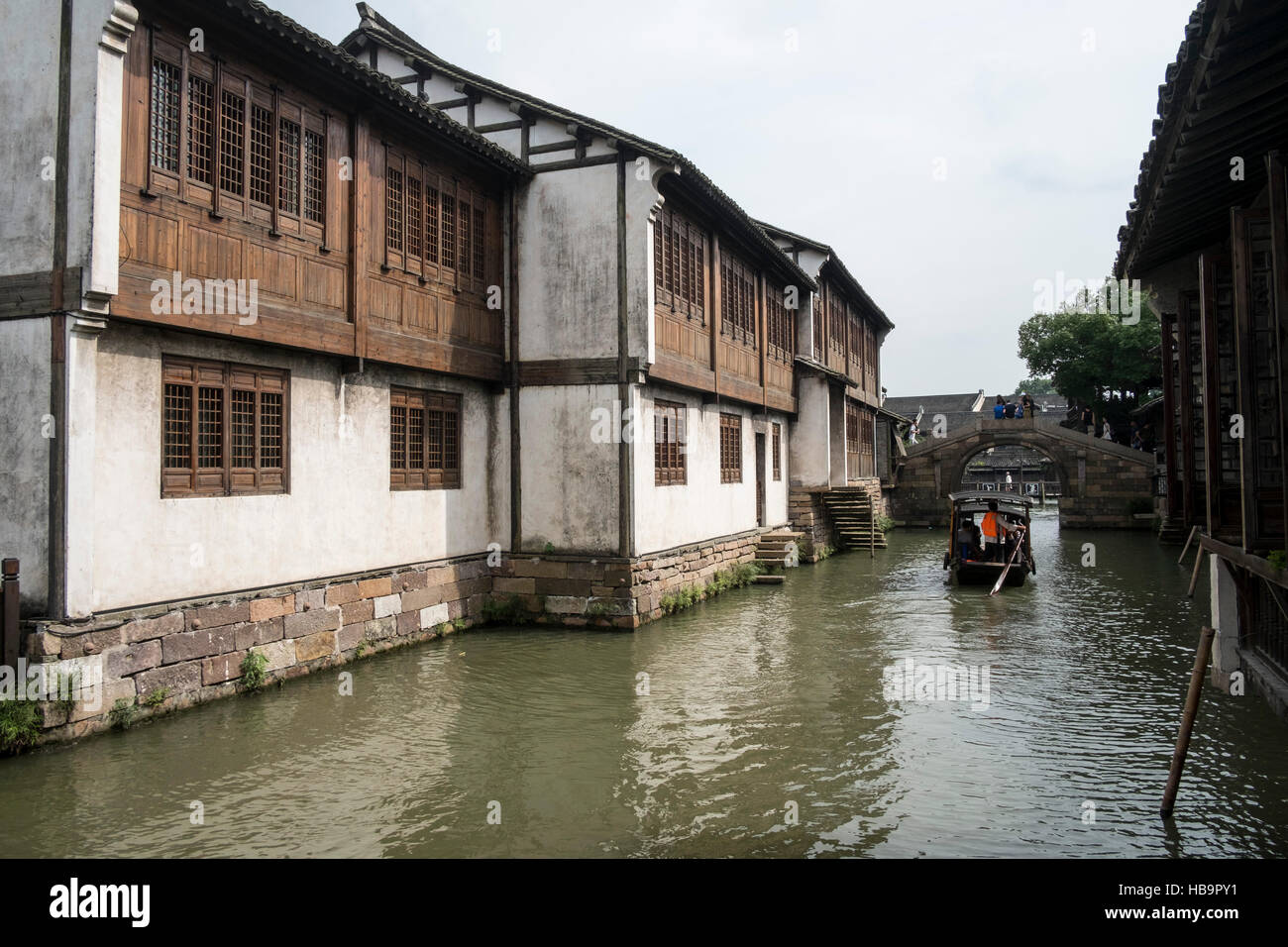 La Chine, Wuzhen, Xizha Scenic Zone, traversé la rivière en bateau Banque D'Images