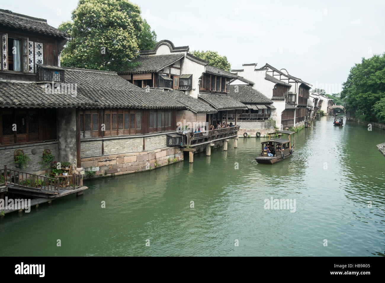 La Chine, Wuzhen, Xizha Scenic Zone, traversé la rivière en bateau Banque D'Images