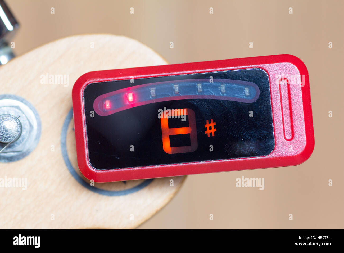 Série d'un réglage guitare, F# , hors de l'écoute d'un tuner numérique Banque D'Images