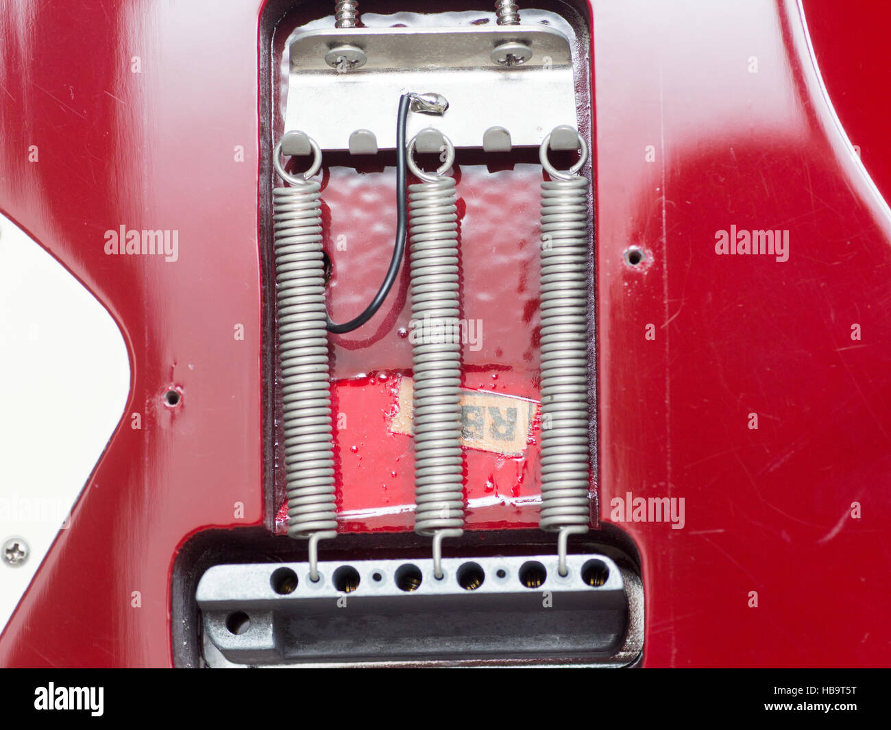 Vue arrière de la guitare électrique rouge foncé sans panneau arrière Banque D'Images Vue arrière de la guitare électrique rouge foncé sans panneau arrière Banque D'Images