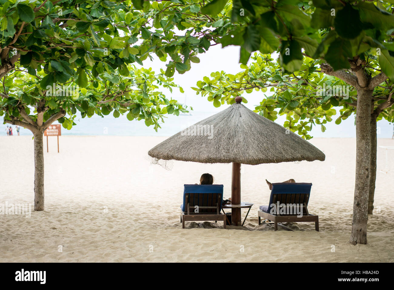 Lit de plage parasol de plage de sable fin de la plage de La Baie de Yalong Hainan Chine Banque D'Images