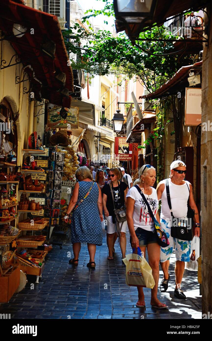 Les touristes marchant le long d'une rue commerçante de la vieille ville, Rethymno, Crète, Grèce, Europe. Banque D'Images