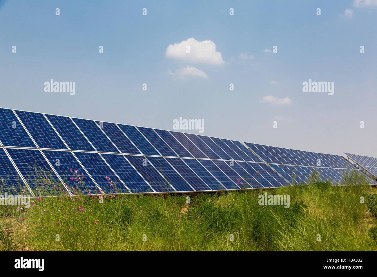 Panneaux solaires en vertu du ciel bleu Banque D'Images