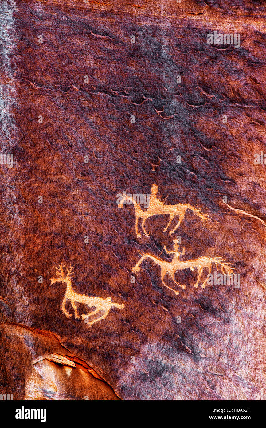 La culture Anasazi de pétroglyphes de la chasse dans l'Arizona's Canyon de Chelly National Monument. Banque D'Images