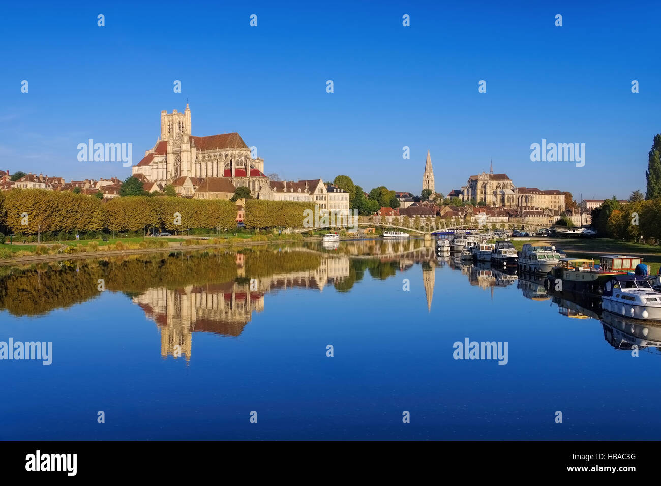 Auxerre im Burgund - Auxerre, la cathédrale et l'Yonne, Bourgogne Banque D'Images