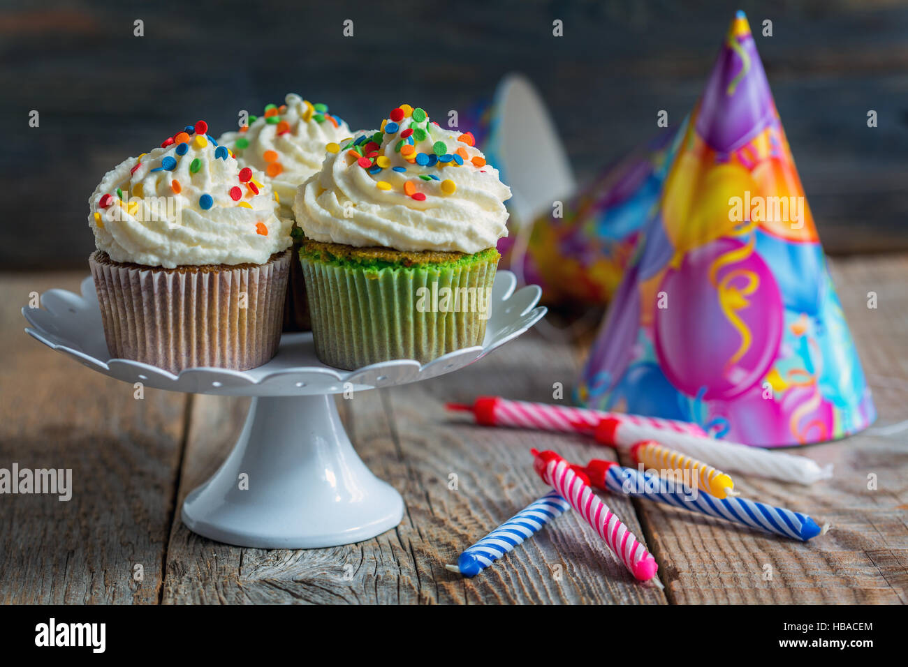 Cupcakes, gâteau bougies pour les vacances. Banque D'Images