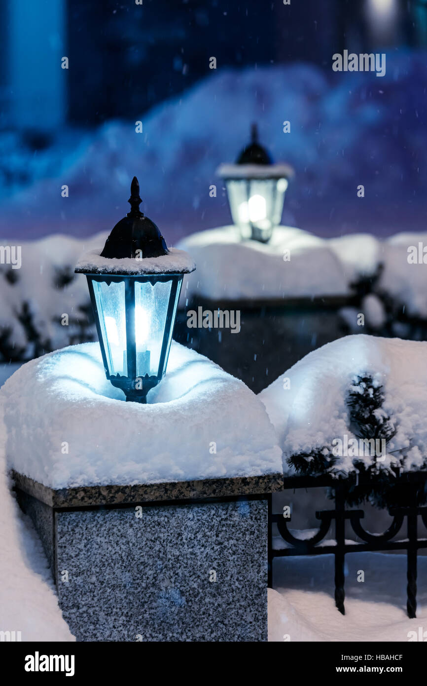 Des lanternes de la ville recouverte de neige. nuit paysage d'hiver. Banque D'Images