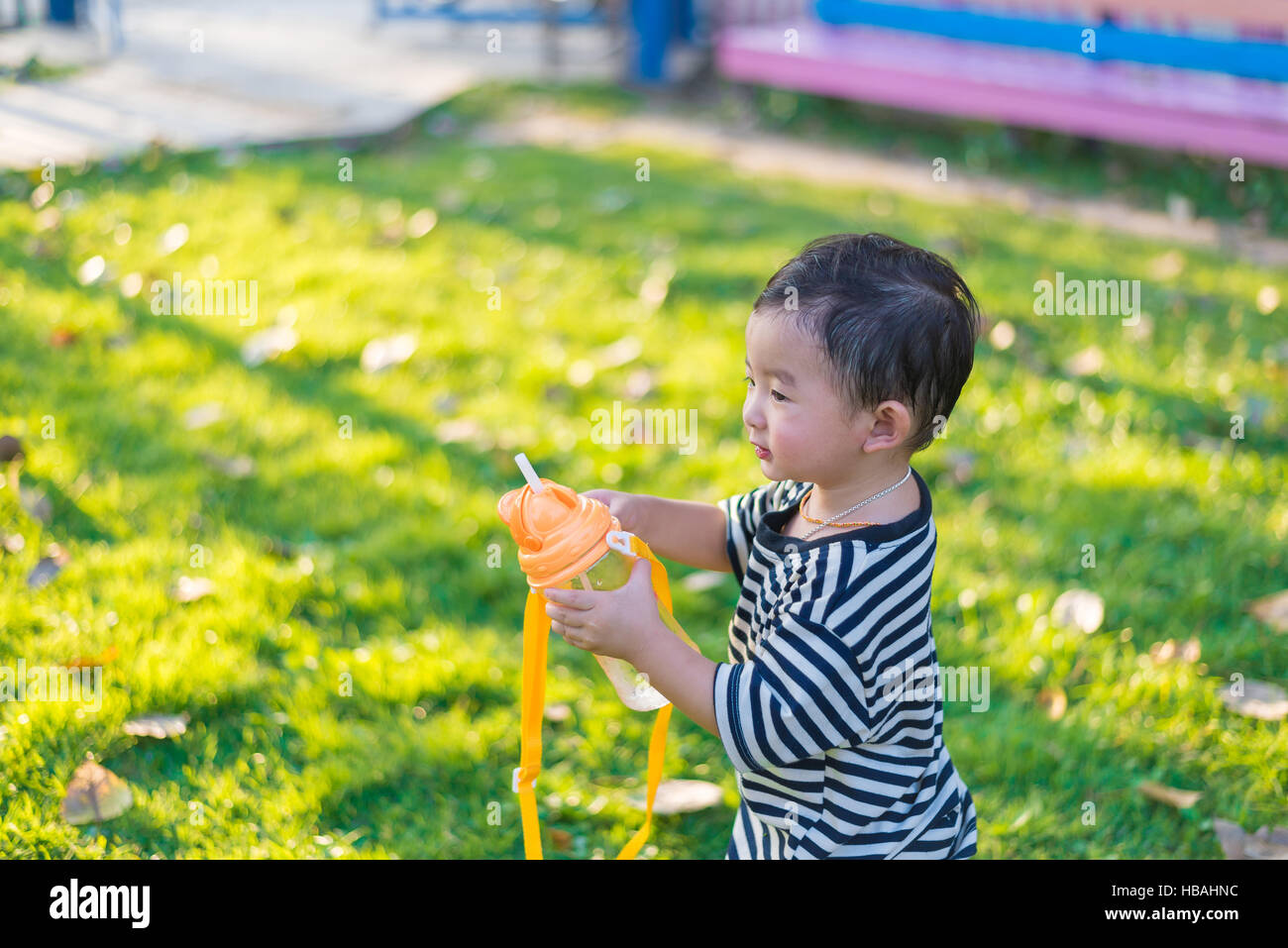 Bebe Garcon Asiatique Boisson Avec Bouteille D Eau A Une Aire De Jeux En Plein Air Cour De L Ecole Dof Peu Profondes Photo Stock Alamy Bebe Garcon Asiatique Boisson Avec Bouteille D Eau A Une Aire De Jeux En Plein Air Cour De L Ecole Dof Peu Profondes Photo Stock Alamy