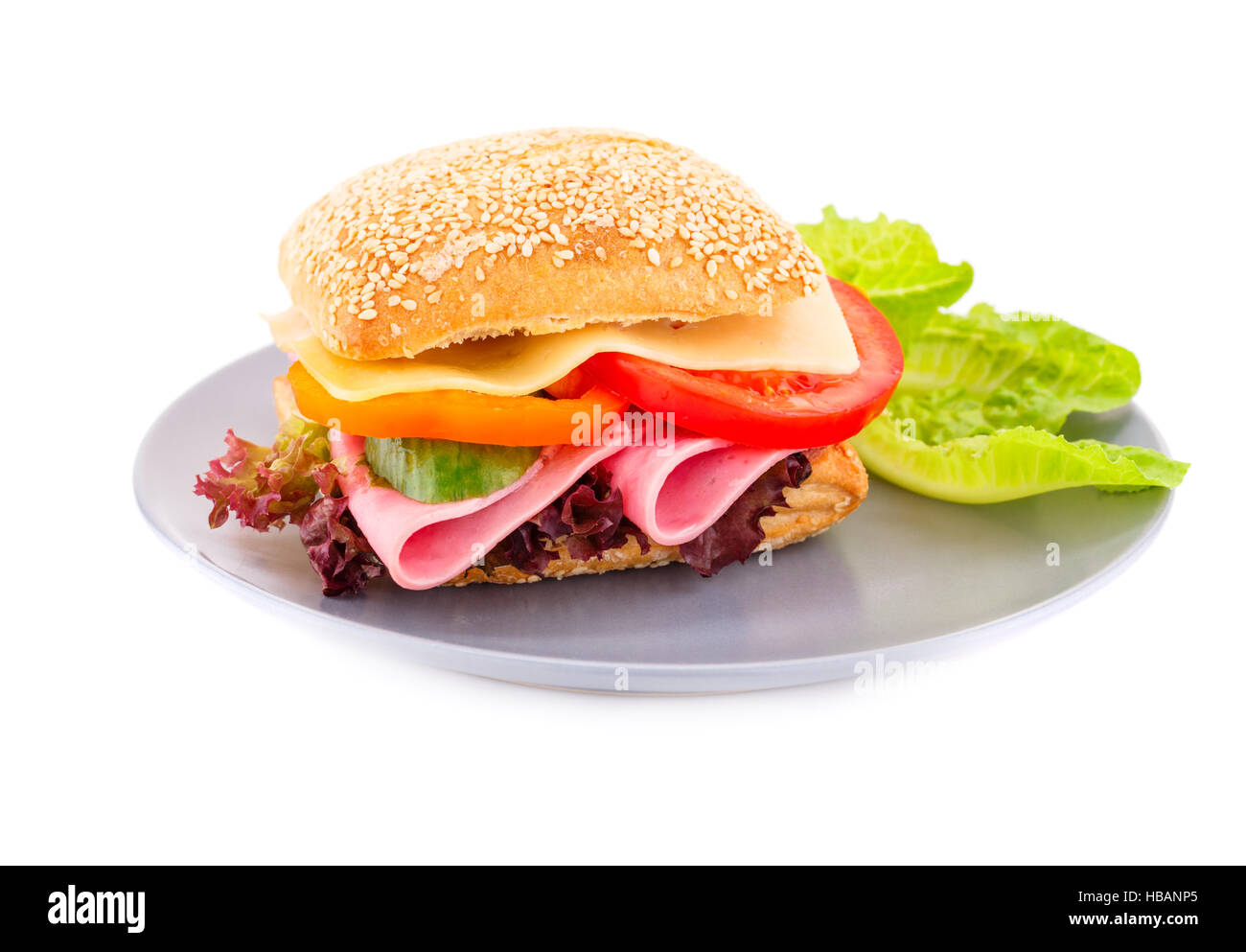 Sandwich avec des légumes frais, jambon et fromage sur la plaque. Banque D'Images