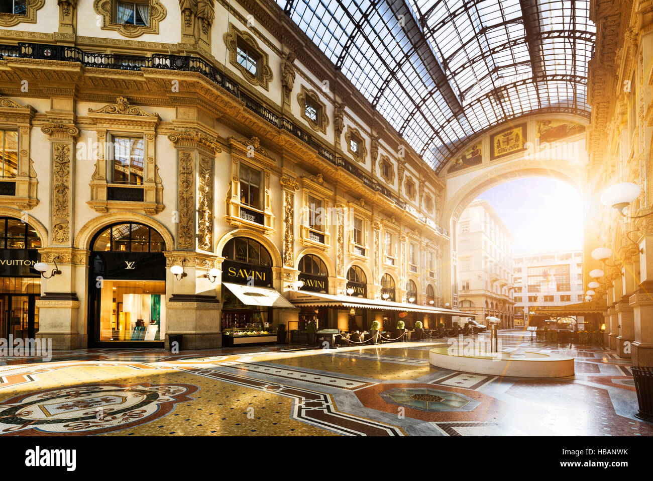 MILAN, ITALIE - 29 août 2015 : Magasin de luxe dans la galerie Vittorio Emanuele II à Milan, centre commercial avec restaurants italiens dégustés Banque D'Images