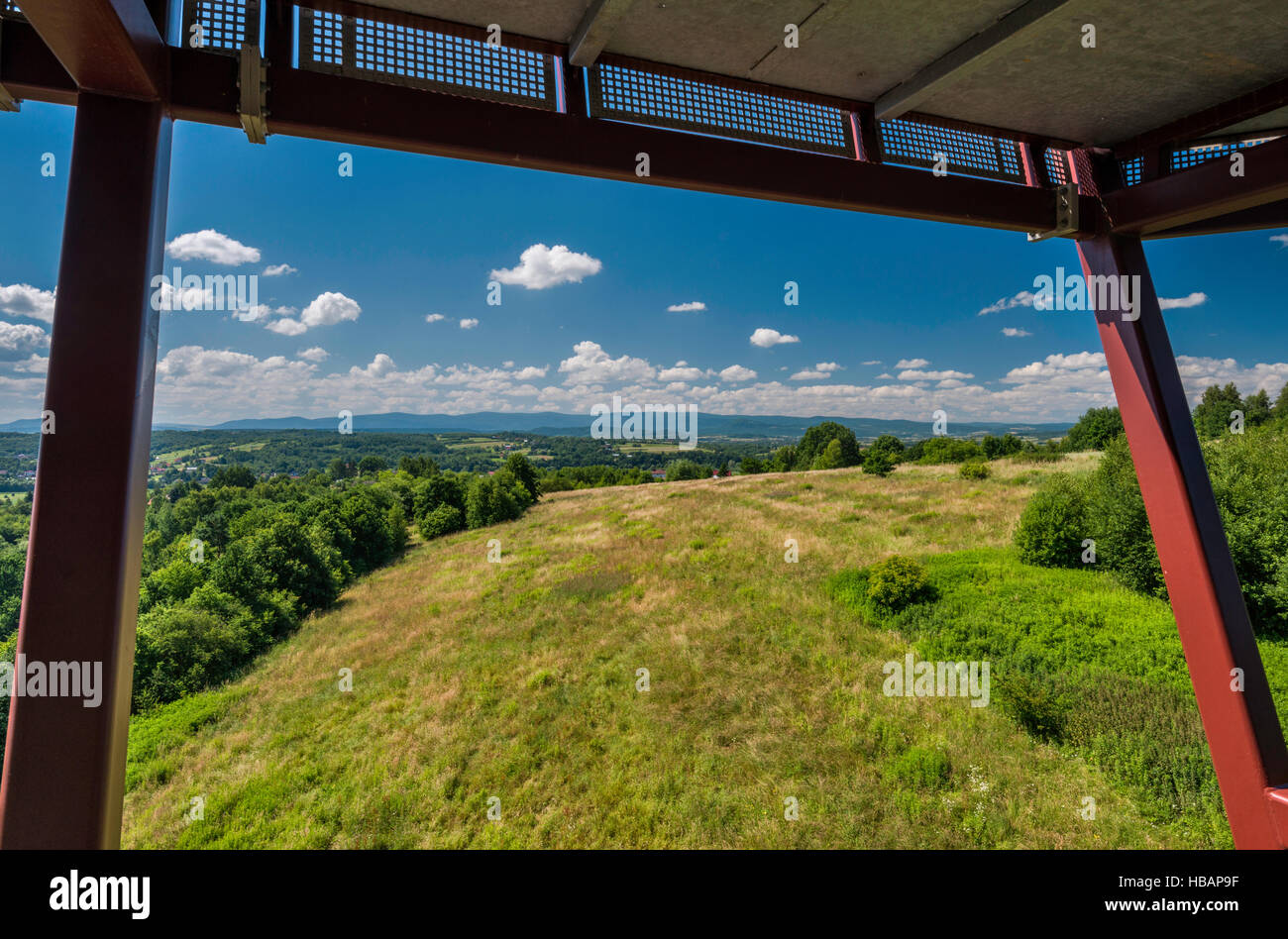 Montagnes Beskides, vue à partir de la tour d'observation, Troy des Carpates du musée en plein air dans Trzcinica archéologiques près de Jaslo, Malopolska, Pologne Banque D'Images