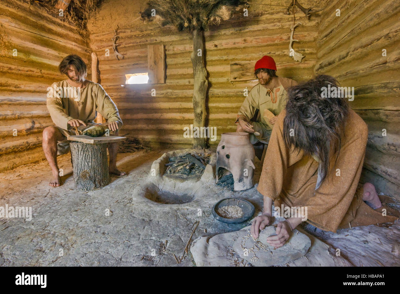 Les hommes de préparer des aliments, life-size diorama, Troy des Carpates du musée en plein air dans Trzcinica archéologiques près de Jaslo, Malopolska, Pologne Banque D'Images