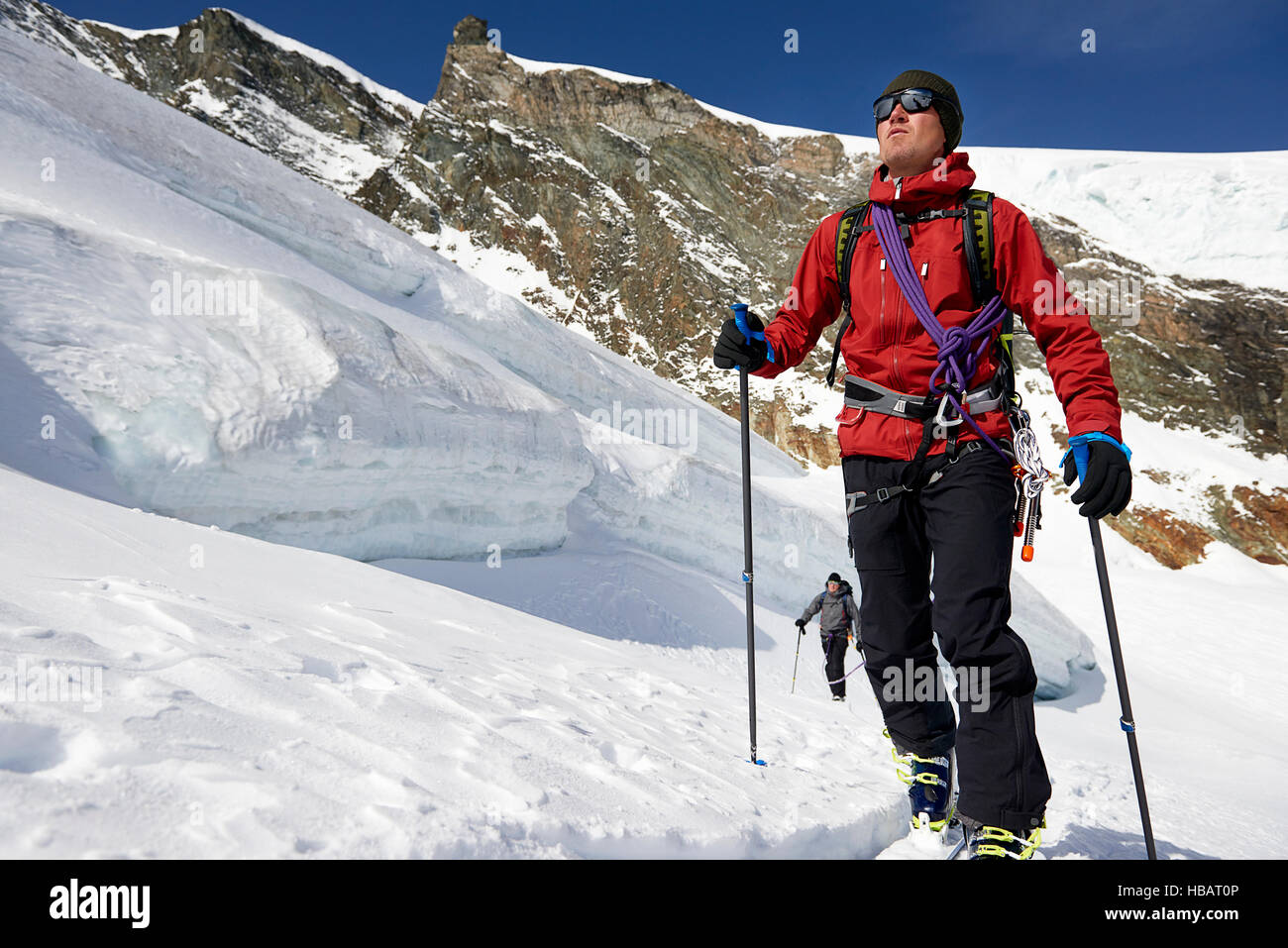 Homme ski de randonnée sur la montagne couverte de neige, Saas Fee, Suisse Banque D'Images