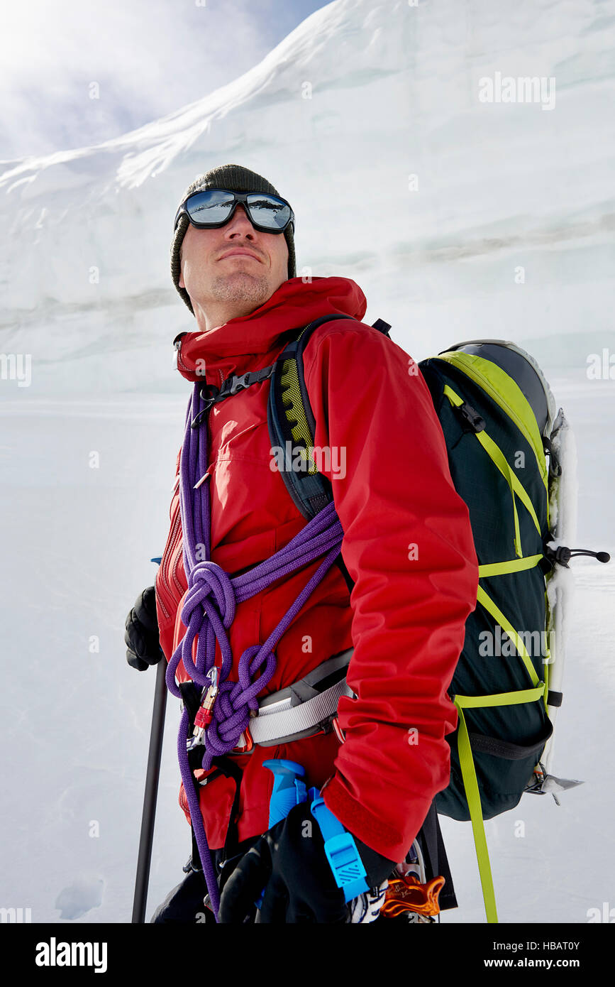 Portrait d'homme avec matériel d'alpinisme à la voiture Banque D'Images