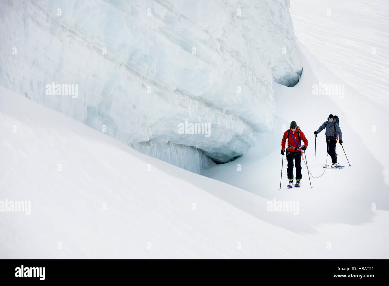 Les alpinistes ski de randonnée sur la montagne couverte de neige, Saas Fee, Suisse Banque D'Images