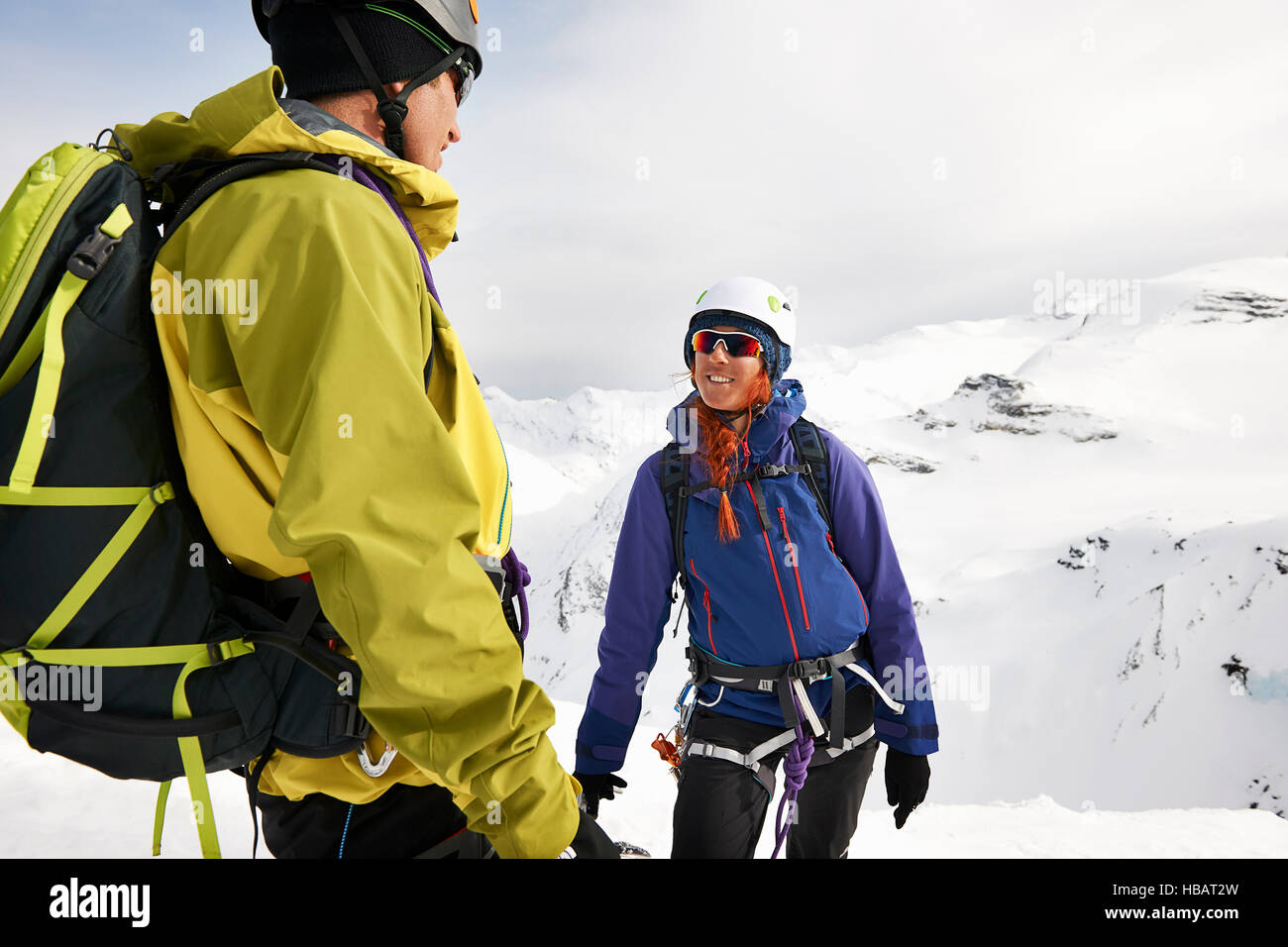 Les alpinistes sur la montagne couverte de neige souriant, Saas Fee, Suisse Banque D'Images