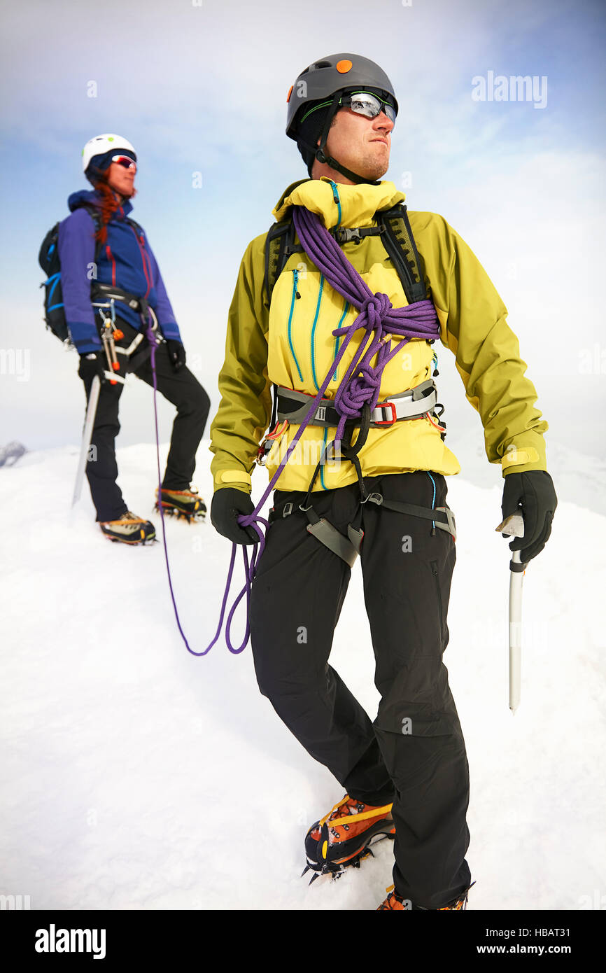Les alpinistes sur paysage enneigé à l'écart Banque D'Images