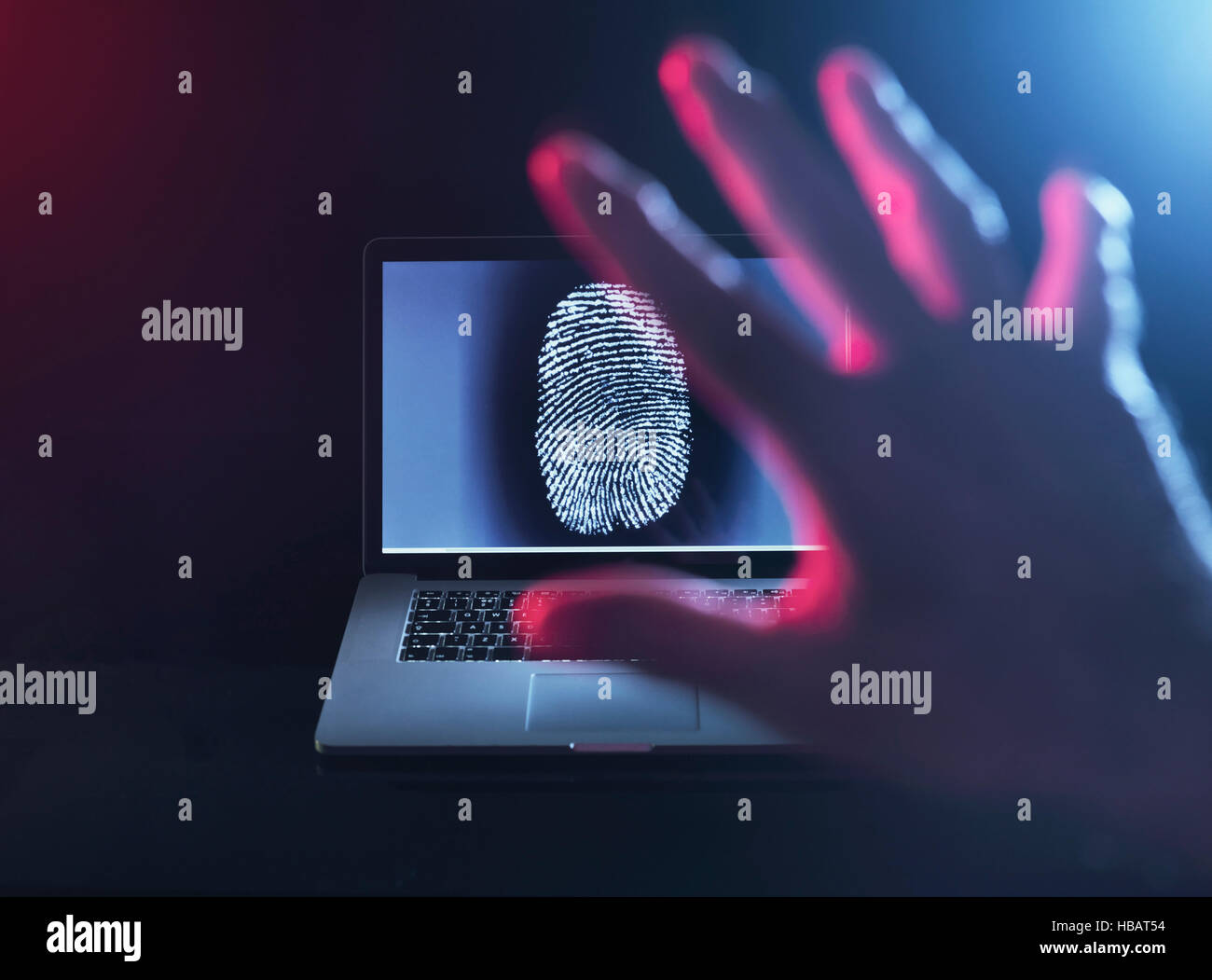 La sécurité informatique, une empreinte digitale sur un ordinateur portable illustrant un mot de passe personnel qui est sur le point d'être piraté Banque D'Images