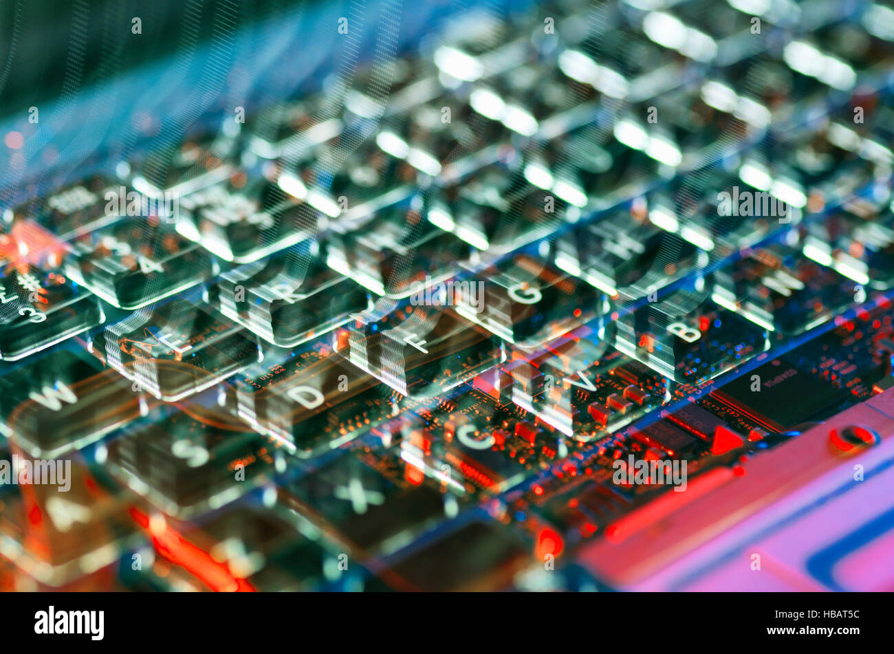 Appareil photo en double exposition de la surface d'un ordinateur portable et le matériel électronique de l'ordinateur sous Banque D'Images