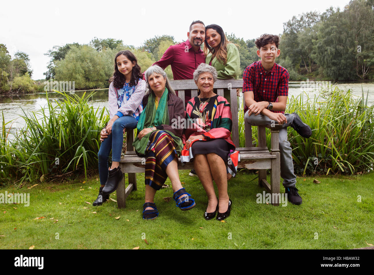 Portrait de quatre générations de la famille, à côté du lac, smiling Banque D'Images