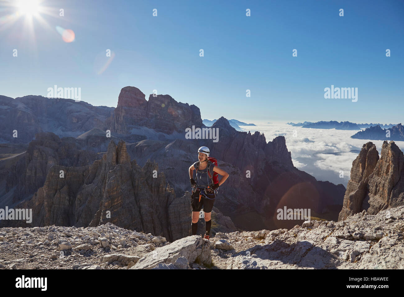 Female hiker arrivant le Paternkofel, sommet de montagne Dolomites de Sexten, Tyrol du Sud, Italie, Banque D'Images