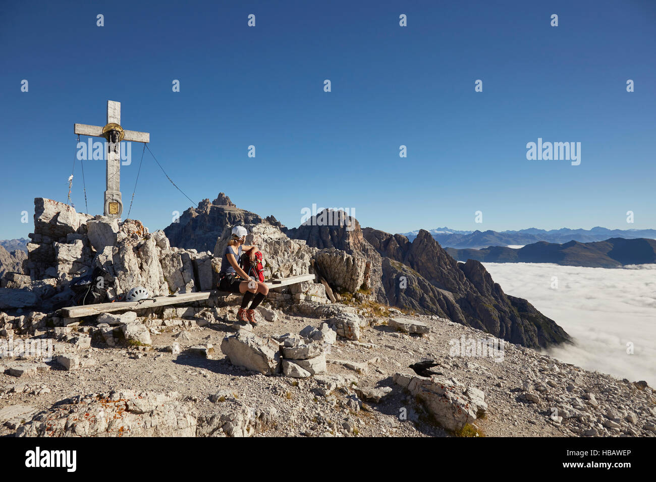 Female hiker assis sur Paternkofel, banc de montagne Dolomites de Sexten, Tyrol du Sud, Italie, Banque D'Images